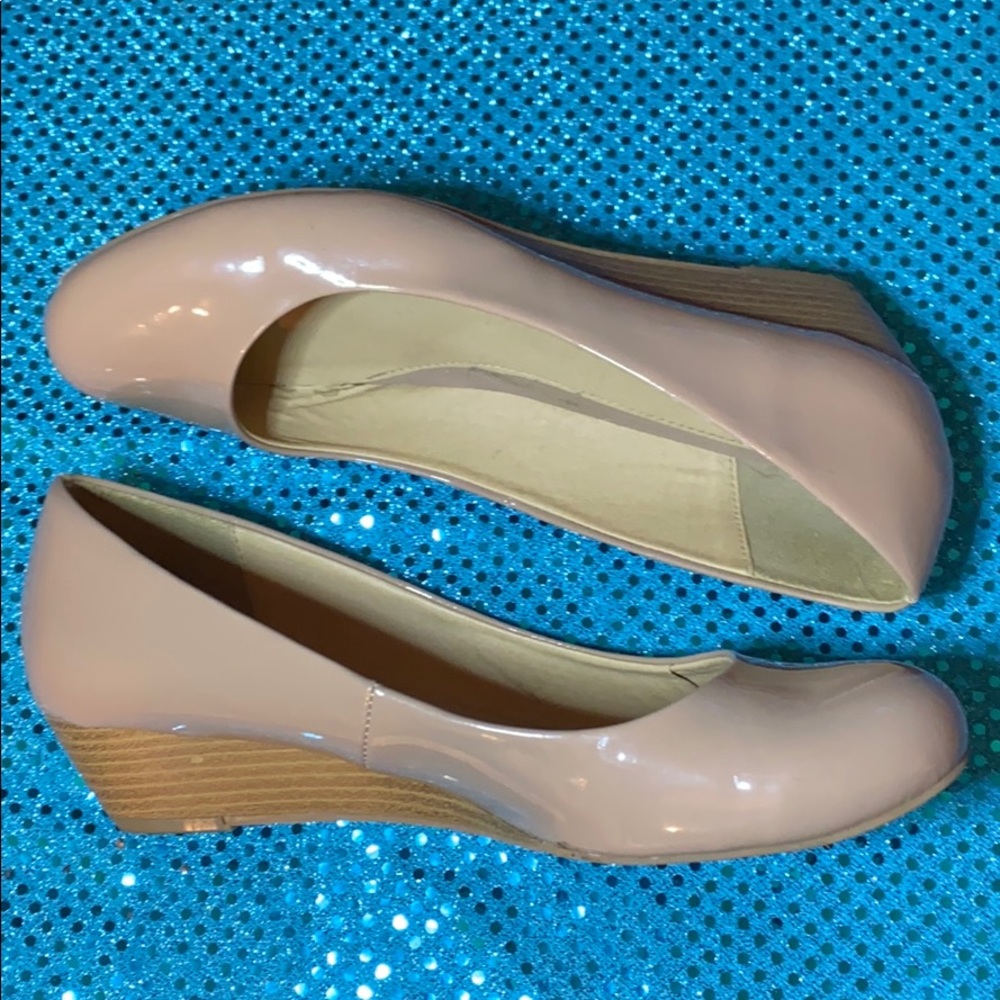 Round-toe Nude patent leather wedge heel